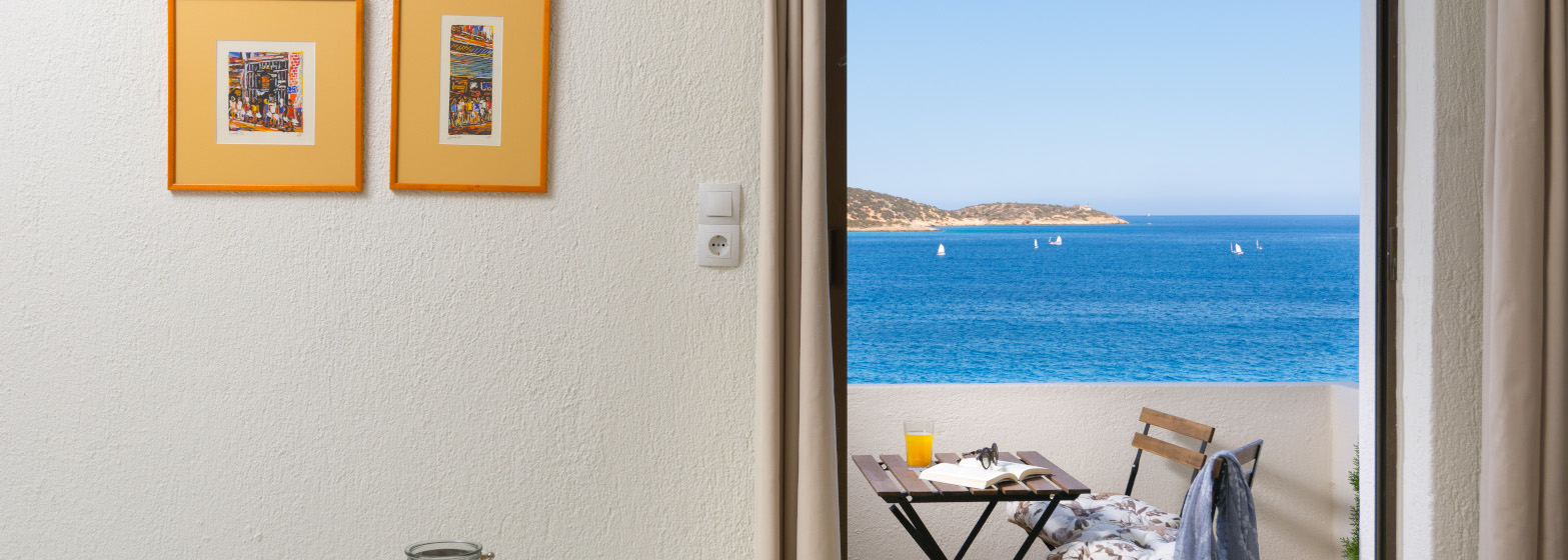 Φωτογραφία μέσα από διαμέρισμα με θέα τη θάλασσα